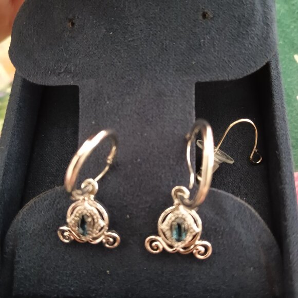 Beautiful Disney enchanted Cinderella sapphire carriage earrings - Picture 1 of 4